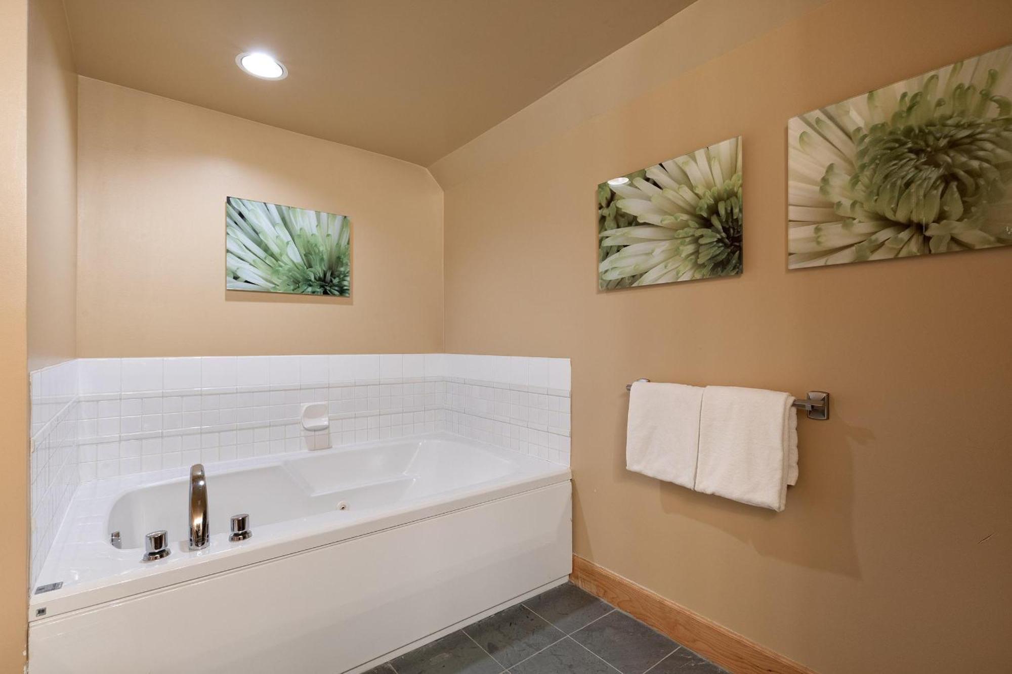 Alpine Greens 8 | Bright Townhome Near Blackcomb, Walk Or Shuttle To Skiing, Secure Parking Уислър Екстериор снимка