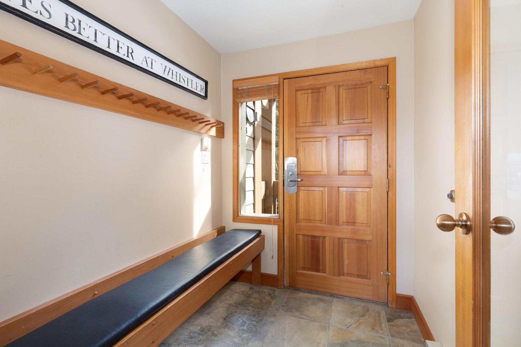 Alpine Greens 8 | Bright Townhome Near Blackcomb, Walk Or Shuttle To Skiing, Secure Parking Уислър Екстериор снимка